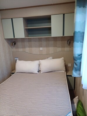 2 chambres, fer et planche à repasser, lit parapluie