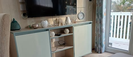 Een open haard, een dvd-speler, boeken en een filmbibliotheek
