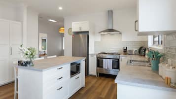 雪櫃、微波爐、焗爐、洗碗機