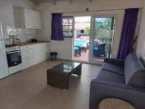 Comfort Apartment, Poolside | Living area | Smart TV - Kas di Ala (Willemstad)