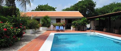 Piscina all'aperto, lettini