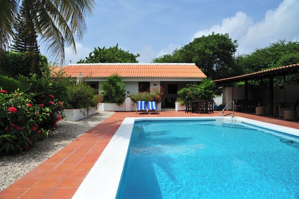 Outdoor pool, sun loungers - Kas di Ala (Julianadorp)