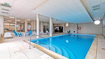 Kolam renang outdoor dan sebuah kolam renang air hangat