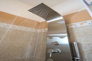 Secadora de cabello, toallas, jabón, papel de baño 