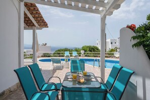 Outdoor dining - 3 Bedroom Luxury Villa with private pool (Akrotiri)
