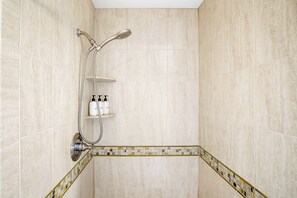 Douche, sèche-cheveux, serviettes fournies