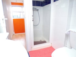 Maison | Salle de bain | Baignoire et douche séparées, baignoire relaxante profonde