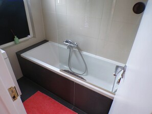 Ferienhaus | Badezimmer | Badewanne und Dusche (separat), Komfortbadewanne, Handtücher