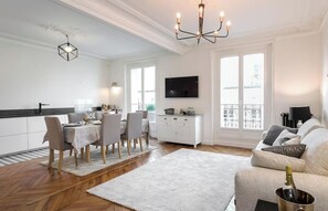 Smart TV - SPACIOUS PARISIAN RETREAT- BY LUXEMBOURG GARDEN AT RUE D'ASSAS- SAINT GERMAIN (Paris)