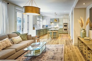 Smart TV, chimenea, tenis de mesa y estéreo