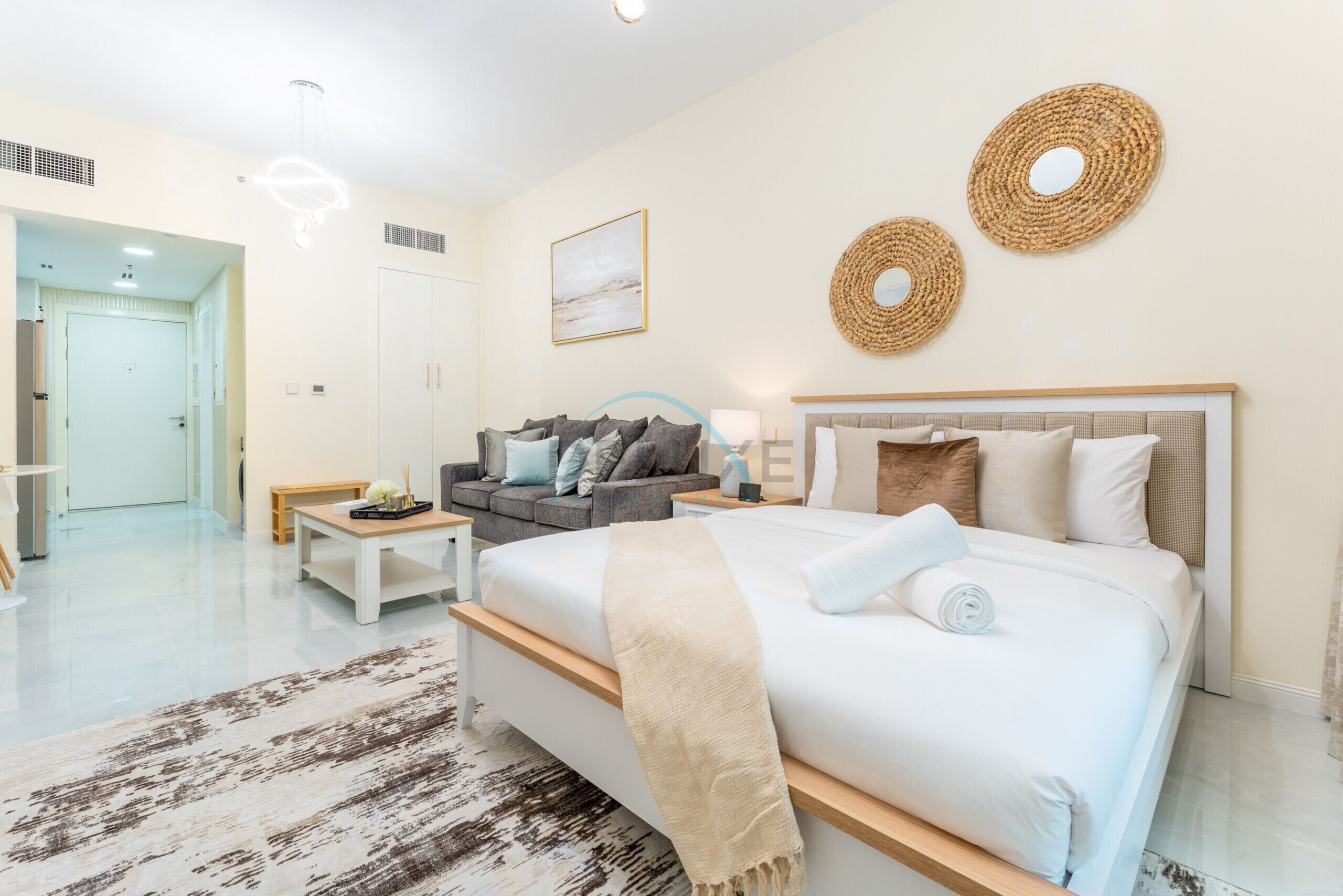 Een kluis op de kamer, een strijkplank/strijkijzer, gratis wifi