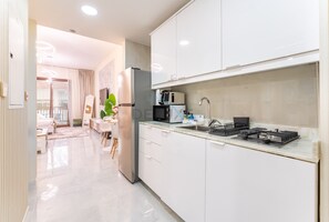 Kühlschrank, Mikrowelle, Herdplatte, Wasserkocher mit Kaffee-/Teezubehör