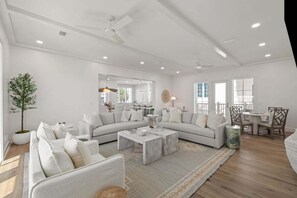 智能電視、壁爐、乒乓球設施、書籍