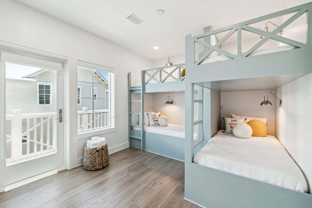 6 bedrooms, desk, iron/ironing board, free WiFi