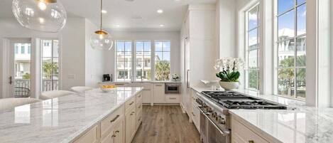 冷蔵庫、電子レンジ、オーブン、コンロ