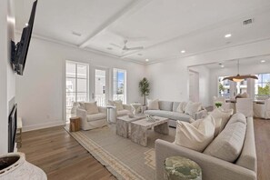 Smart TV, chimenea, tenis de mesa y libros 