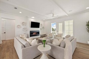 智能電視、壁爐、乒乓球設施、書籍