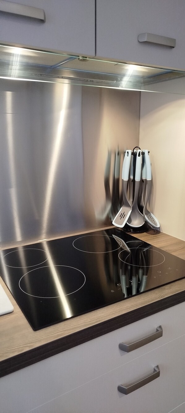 Kjøleskap, mikrobølgeovn, ovn og kokeplater