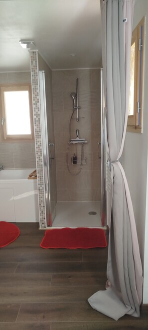 Jetted tub, hair dryer, towels, soap