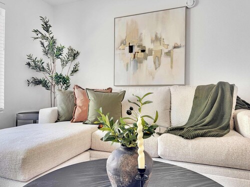 Luxe 2BR Condo  Next to Pool, Trails & Mountain