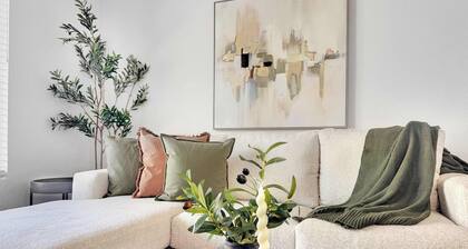 Luxe 2BR Condo Next to Pool, Trails & Mountain