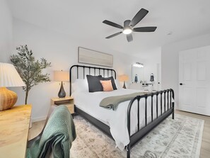 2 Schlafzimmer, Schreibtisch, Bügeleisen/Bügelbrett, WLAN