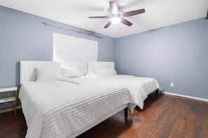 3 Schlafzimmer, Schreibtisch, Bügeleisen/Bügelbrett, WLAN