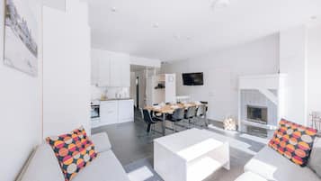 Appartement Confort, vue cour intérieure | Coin séjour | Télévision à écran plat de 45 pouces avec chaßnes par cùble