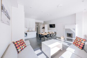 Lägenhet Comfort - utsikt mot innergården | Vardagsrum | 45-tums platt-tv med kabelkanaler