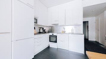 Apartemen Comfort, pemandangan halaman | Dapur pribadi | Lemari es besar, microwave, oven, dan kompor