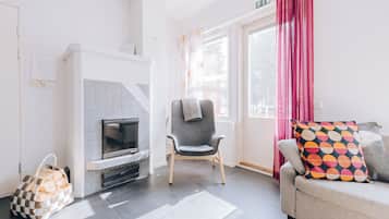Comfort appartement, uitzicht op de binnenplaats | Woonruimte | Een 45-inch flatscreentelevisie met kabelzenders
