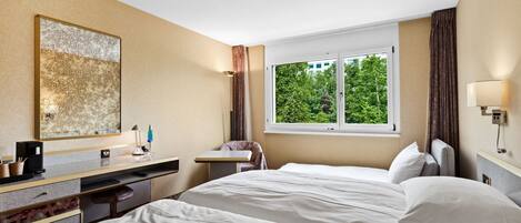 Háromágyas szoba | 1 hálószoba, íróasztal és laptophoz jól használható munkafelület