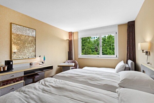 Habitación triple | 1 dormitorio, escritorio, espacio para trabajar con un portátil