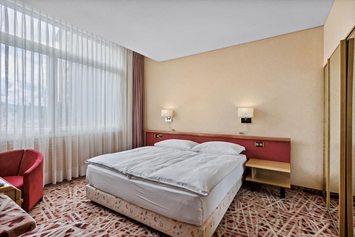 Suite | 1 bedroom, desk, laptop workspace, free WiFi