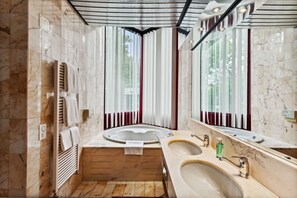 Suite | Baño | Artículos de higiene personal gratuitos, secador de pelo y toallas