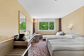 Habitación triple | 1 dormitorio, escritorio, espacio para trabajar con un portátil