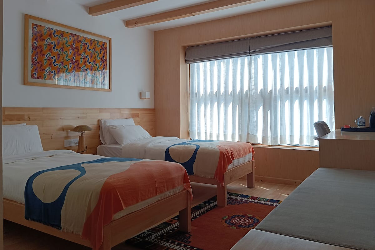 Premium Double or Twin Room, Balcony, Garden View | Meja, ruang kerja komputer riba, Wi-fi percuma