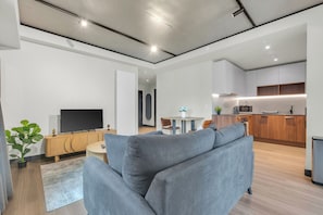 Departamento Prestigio, 1 cama Queen size, se aceptan mascotas, vista a la ciudad | Área de sala de estar | Televisión LED de 40 pulgadas con canales digitales 
