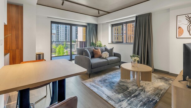 ซิกเนเจอร์อพาร์ทเมนท์, เตียงควีนไซส์ 1 เตียง, นำสัตว์เลี้ยงเข้าได้, วิวเมือง | บริเวณนั่งเล่น