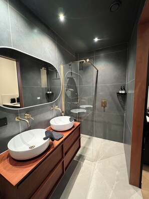 Douche, sèche-cheveux, serviettes fournies, savon