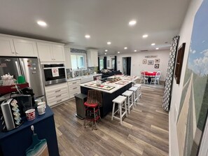 Microondas, horno, parrilla de estufa y lavavajillas