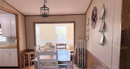 Chincoteague Hideaway - Close to town - Linens and Towels Provided - No pets