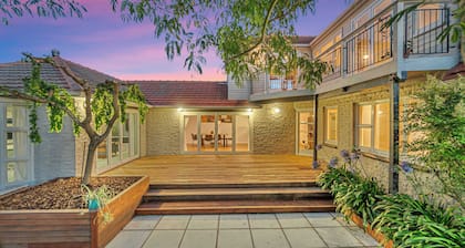 5BR Retreat – Garden & Deck Near Airport