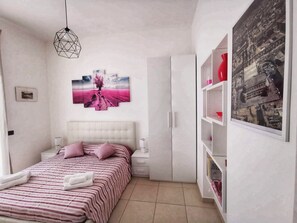 2 chambres, fer et planche à repasser, lit de bébé portatif