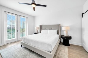 Tabla de planchar con plancha, wifi gratis y ropa de cama 