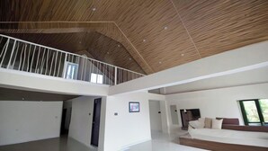 A spacious interior with a high ceiling, a balcony, and a large bed. - Yashshree Resorts & Spa Kalimpong (Kalimpong)