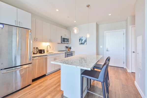 Een koelkast, een magnetron, een oven, een kookplaat