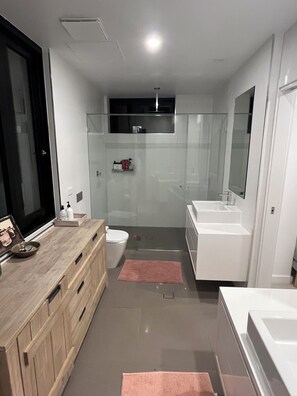 Shower, hair dryer, towels, soap - Living The Dream Penthouse is exactly what is. Over two huge levels massive (Tweed Heads)