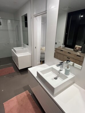 Dusche, Haartrockner, Handtücher, Seife