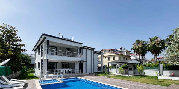 Outdoor pool - Villa Lotus 6 Bedrooms With Private Pool and Big Garden in Dalyan Centre (Muğla)